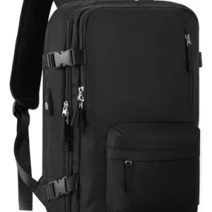 Maleta morral de viaje negra con diseño rectangular, apertura tipo maleta de 180 grados, puerto USB lateral, correas de compresión con hebillas y compartimentos frontales organizadores.