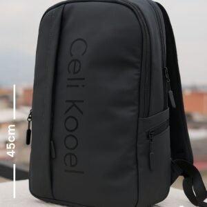 Morral ejecutivo marca Celi Kooel de pie sobre una mesa, con medidas de 45 cm de alto, 28 cm de ancho y 14 cm de profundidad indicadas en la imagen.