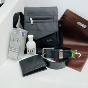 Kit de accesorios masculinos que incluye un bolso manos libres con solapa asimétrica, billetera con logo grabado, cinturón de cuero liso con hebilla metálica de marca, fragancia "222 ELLES" y bolsa de tela protectora.