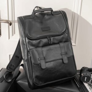 Mochila ejecutiva de cuero negro mate con diseño estructurado, doble hebilla frontal, asa reforzada y compartimento superior con cremallera, ideal para laptops y uso profesional urbano.