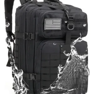 Mochila táctica militar de color negro con sistema de correas Molle, parche de la bandera de EE. UU. y agua salpicando sobre su superficie para demostrar su impermeabilidad total.