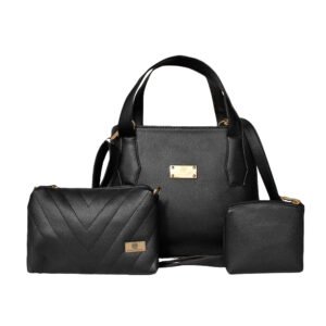 Set de bolsos negros Karla Chacón que incluye un bolso de mano grande estructurado, un bolso bandolera mediano acolchado con patrón de espiga y un monedero pequeño, todos con textura de cuero y detalles dorados.