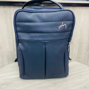 Maletín de cuero con acabado envejecido, costuras reforzadas, múltiples cremalleras funcionales y asa superior ergonómica.
