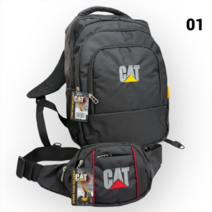 Combo de morral y riñonera marca CAT en color oscuro, con logos bordados en gris y amarillo, etiquetas de autenticidad "Strong Tough Reliable" y diseño de múltiples compartimentos reforzados.