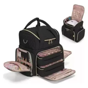 Maletín organizador profesional negro con múltiples compartimentos abiertos, bandejas deslizantes para esmaltes, paneles para brochas y herramientas, y un compartimento superior grande para lámparas LED o secadores.