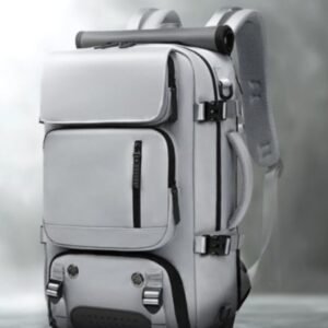 Morral técnico de gran capacidad en color gris claro con múltiples bolsillos frontales estructurados, asa lateral para transporte tipo maleta, correas de compresión con hebillas y correas de hombro acolchadas.