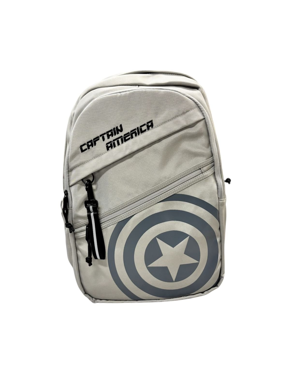 Morral deportivo con panel frontal de malla técnica transpirable, múltiples compartimentos con cremallera, correas de hombro ergonómicas y diseño ligero para entrenamiento.