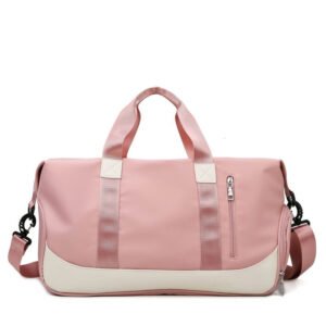 Bolso deportivo y de viaje con compartimentos organizadores, asas de mano reforzadas y correa de hombro ajustable en material resistente.