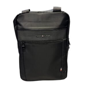 Morral negro de alta densidad con múltiples correas de nylon, paneles frontales de velcro para parches, cierres reforzados y sistema de ajuste pectoral y lumbar.