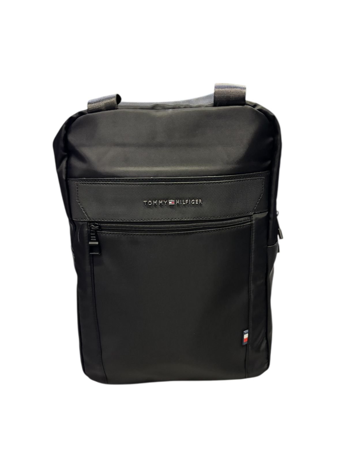 Morral negro de alta densidad con múltiples correas de nylon, paneles frontales de velcro para parches, cierres reforzados y sistema de ajuste pectoral y lumbar.