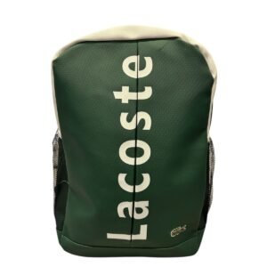 Morral Lacoste de color verde bosque con logotipo vertical grande en color crema, detalles laterales de malla negra y el icónico cocodrilo metálico en la esquina inferior.