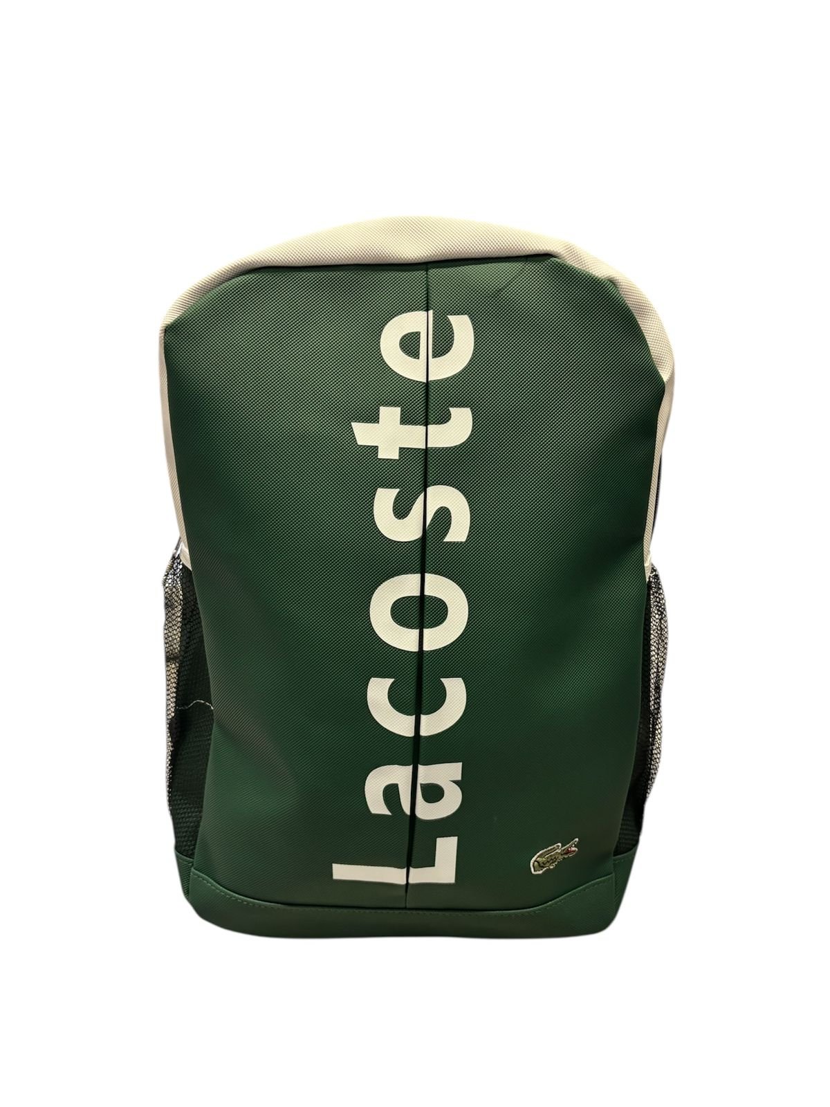 Morral Lacoste de color verde bosque con logotipo vertical grande en color crema, detalles laterales de malla negra y el icónico cocodrilo metálico en la esquina inferior.