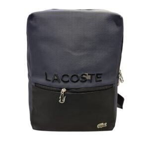 Morral Lacoste en dos tonos, azul marino en la parte superior y negro en la base, con logotipo en relieve, cremallera frontal con tirador de cocodrilo y parche de cocodrilo clásico en la esquina inferior.