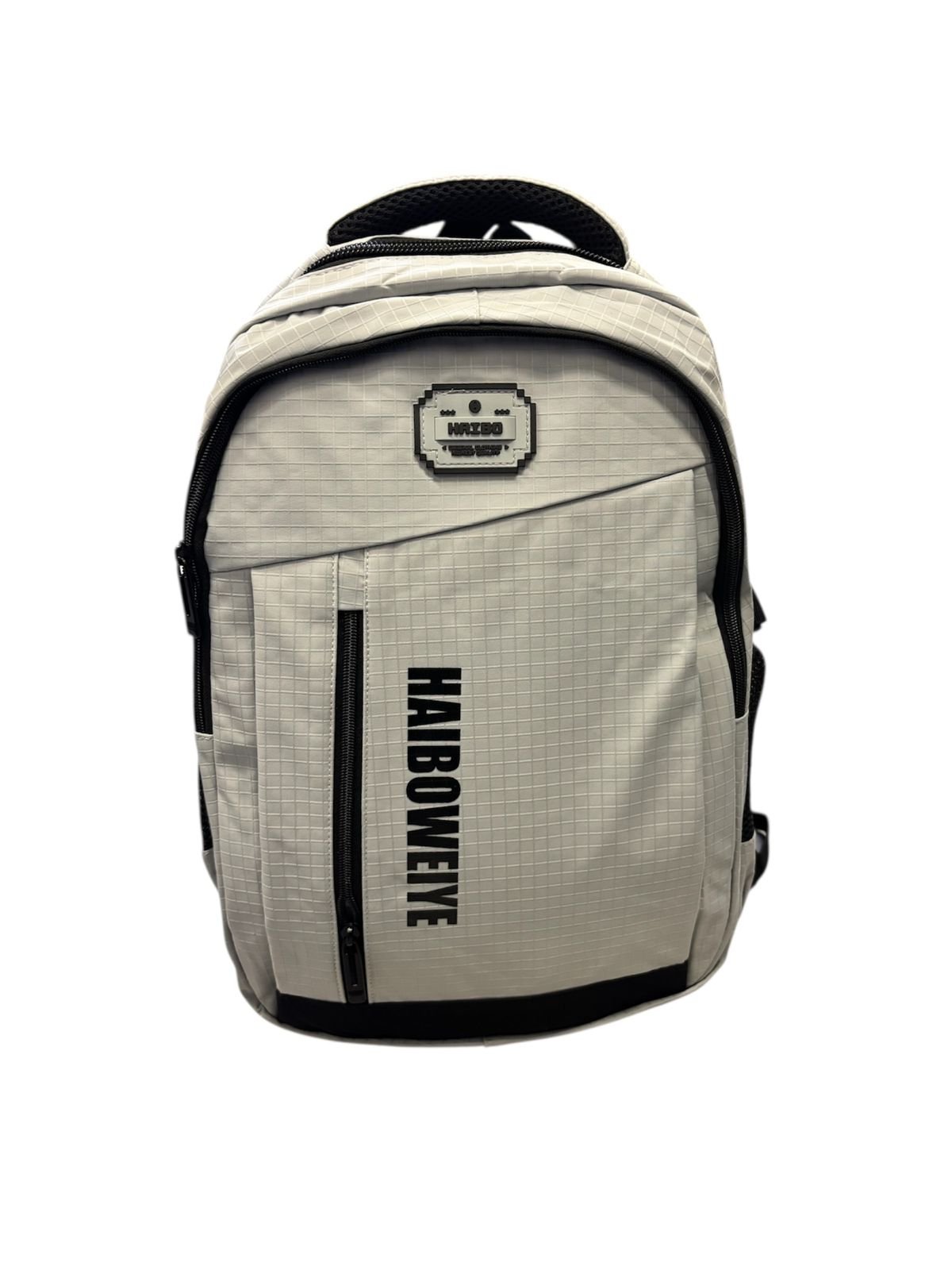 Morral de color gris claro con textura de cuadrícula técnica, marca HAIBOWEIYE impresa verticalmente en negro, bolsillo frontal con cremallera vertical y asa acolchada.
