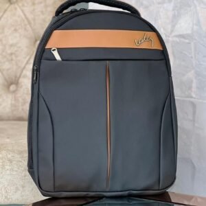 Morral ejecutivo de diseño estructurado en color oscuro, con detalle central vertical de color contrastante, logotipo metálico dorado en relieve en la esquina superior, asa superior reforzada y múltiples compartimentos con cremallera.