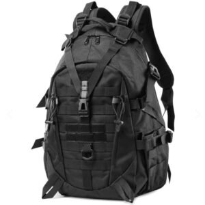 Morral táctico negro con sistema de apertura total de 180 grados, compartimento acolchado para laptop, bolsillos laterales para botellas y detalles de capacidad modular en los costados.
