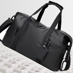 Maletín de viaje Weekender en color negro mate de acabado liso, con asas superiores acolchadas, correa de hombro ajustable y detalles metálicos discretos en color oscuro.