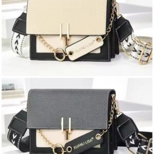 Bolso de mano y hombro con solapa de textura tejida, detalles de cadenas metálicas, etiqueta decorativa y correa ancha de estilo deportivo.