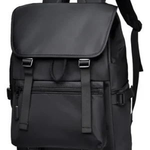 Morral negro de diseño limpio y estructurado con solapa superior, cierres magnéticos y hebillas metálicas en las correas, bolsillo frontal con cremallera y asa superior.