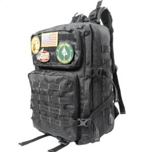 Morral táctico negro de alta resistencia con sistema MOLLE frontal completo, múltiples parches bordados personalizables (bandera de EE.UU., insignias militares) en velcro superior, correas de compresión laterales y arnés acolchado.