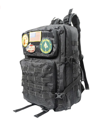 Morral táctico negro de alta resistencia con sistema MOLLE frontal completo, múltiples parches bordados personalizables (bandera de EE.UU., insignias militares) en velcro superior, correas de compresión laterales y arnés acolchado.