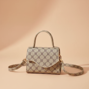 Bolso mini de mano con solapa en pico, asa superior rígida y estampado de monograma geométrico con correa delgada a juego.