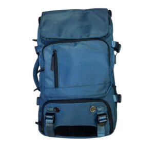 Morral táctico-urbano de gran capacidad en color negro con tres compartimentos frontales estructurados, hebillas de seguridad, detalles de ventilación metálicos y correas de compresión.