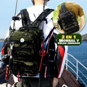 Morral táctico con patrón de camuflaje militar en tonos verdes y negros, diseño transformable de doble correa a bolso cruzado, con múltiples bolsillos externos, sistema de cordones elásticos frontales y anclajes metálicos.