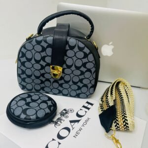 Kit de bolso de mano con monograma icónico, cierre metálico de solapa, asa superior estructurada, estuche circular pequeño a juego y correa ancha de hombro tejida en contraste.
