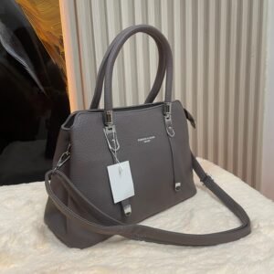 Bolso de mano estructurado con textura granulada, doble asa superior, herrajes metálicos plateados y correa de hombro ajustable.