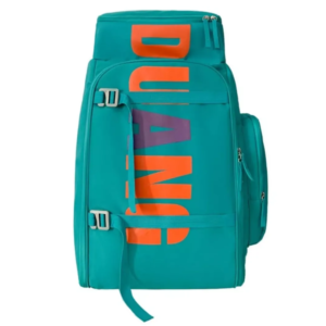 Mochila de gran capacidad con tipografía vertical en contraste, correas de compresión frontales, múltiples bolsillos laterales y dimensiones de 60cm de alto por 30cm de ancho.