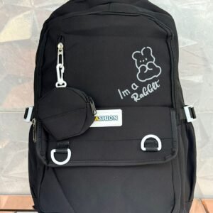 Mochila de estilo coreano con ilustración de personaje y texto 'Im a RABBIT', bolsillo frontal con hebillas, bolsillo vertical con cremallera y estuche circular acoplable.