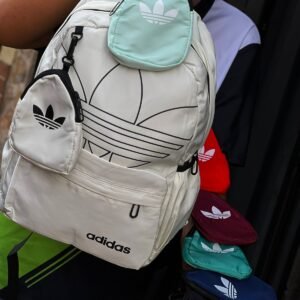 Mochila de diseño minimalista con solapa superior, hebilla de seguridad central, bolsillo frontal con cremallera y dos bolsillos laterales elásticos.
