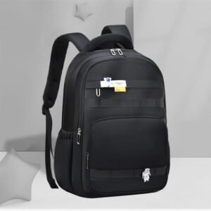 Mochila de alta resistencia con múltiples compartimentos de cremallera, asa superior reforzada con malla transpirable, bolsillos laterales elásticos y detalles decorativos de pins.
