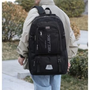 Maleta morral negra de gran capacidad con correas de seguridad frontales, múltiples compartimentos con cremallera y diseño ergonómico para viaje o deporte.