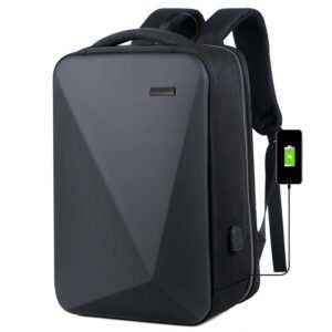 Morral negro de carcasa rígida frontal con diseño geométrico de diamante, puerto de carga USB lateral y correas acolchadas ergonómicas.