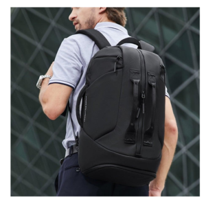 Morral deportivo negro híbrido con asas frontales, material impermeable con detalle de gotas de agua, cremalleras YKK reforzadas y frase "Toward the Dream".