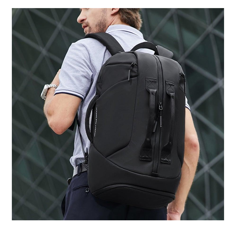 Morral deportivo negro híbrido con asas frontales, material impermeable con detalle de gotas de agua, cremalleras YKK reforzadas y frase "Toward the Dream".