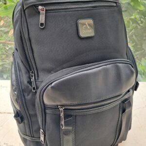 Morral ejecutivo negro marca Ouliya con acabados en semicuero, múltiples compartimentos frontales con cremalleras metálicas y logo cuadrado plateado.