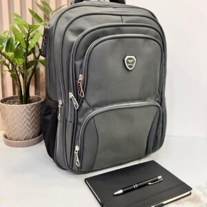 Morral ejecutivo gris carbón marca RF BAGS con múltiples cremalleras, escudo frontal metálico y sistema de candado de seguridad lateral.